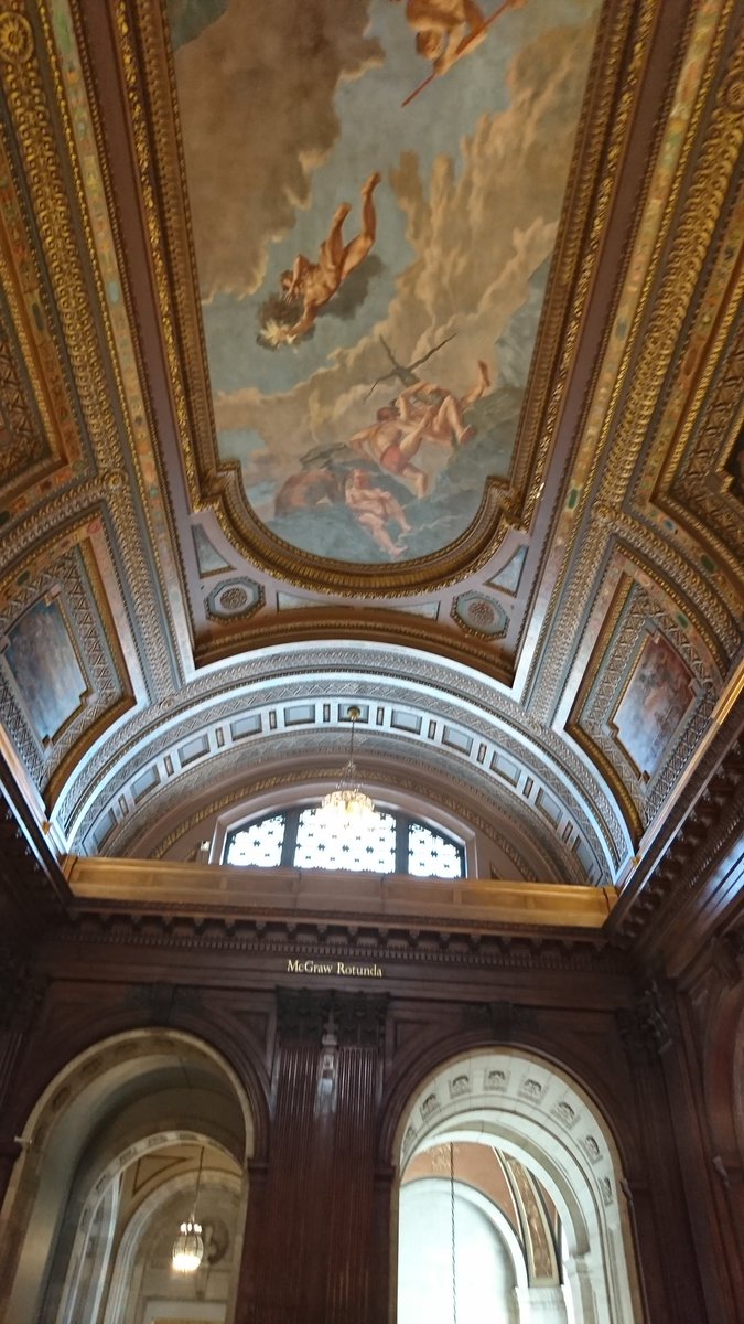 그래서 돈이 없거나 갈 곳이 없거나 미래가 없다고 느끼는 인생 폭폭한 이들도 누구나 무료로 원없이 머물다가, 문득 책과 사랑에 빠졌으면 좋겠다. 
세계 4대 도서관 중 한 곳이라는 뉴욕 공립도서관 견학. 돈 한 푼 없어도 만인에게 평등하게 열리는 책의 하늘.