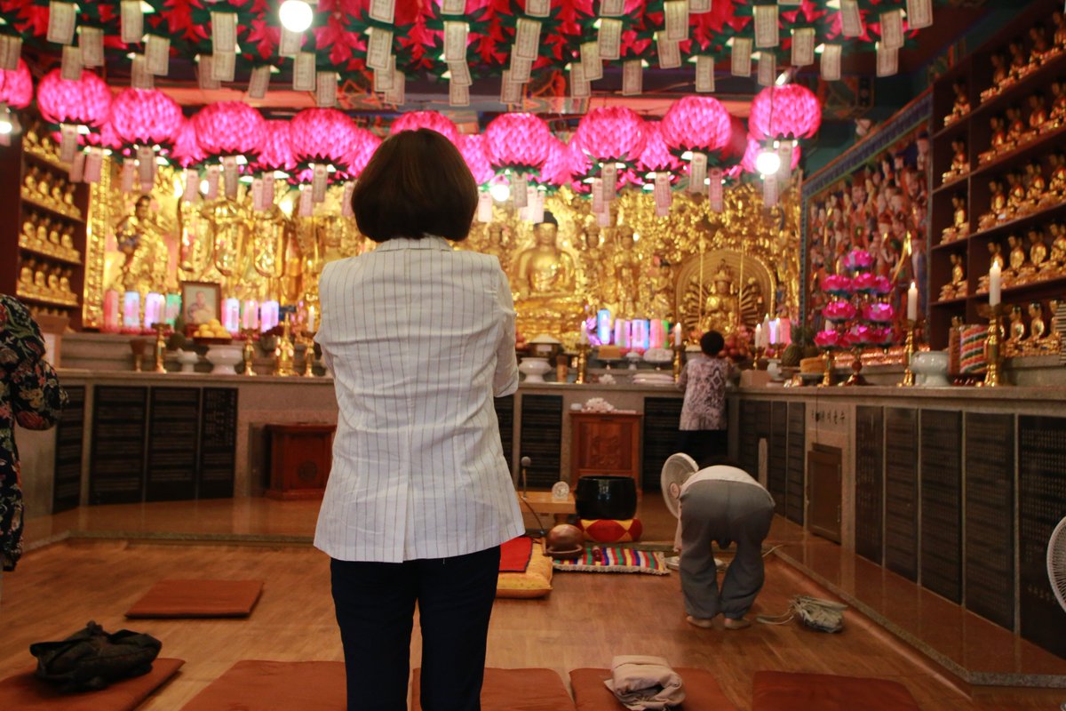 오늘 아침, 석황사에 다녀왔습니다.
신자분들과 스님께 인사드리고, 부처님께 한반도 평화를 바라는 마음을 말씀드렸습니다.
