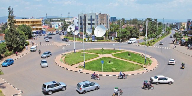 jaumeclotet's tweet photo. El govern de Rwanda va prohibir per llei les bosses de plàstic d'un sol ús fa deu anys. La decisió té molt a veure amb el fet que avui Kigali sigui una de les ciutats més netes d'África. https://t.co/PaaFAsVgpe