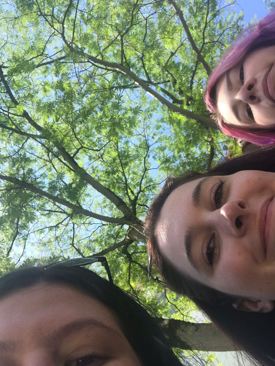 floweeytb's tweet photo. yesterday was simply magical ✨ thanks for everything girls, et merci Valentin grâce à toi j'ai reçu la dose de bonheur que j'avais besoin, je me suis pas sentie réellement heureuse depuis longtemps et te voir rien que quelques minutes m'a littéralement fait revivre https://t.co/bbhEBhePCv