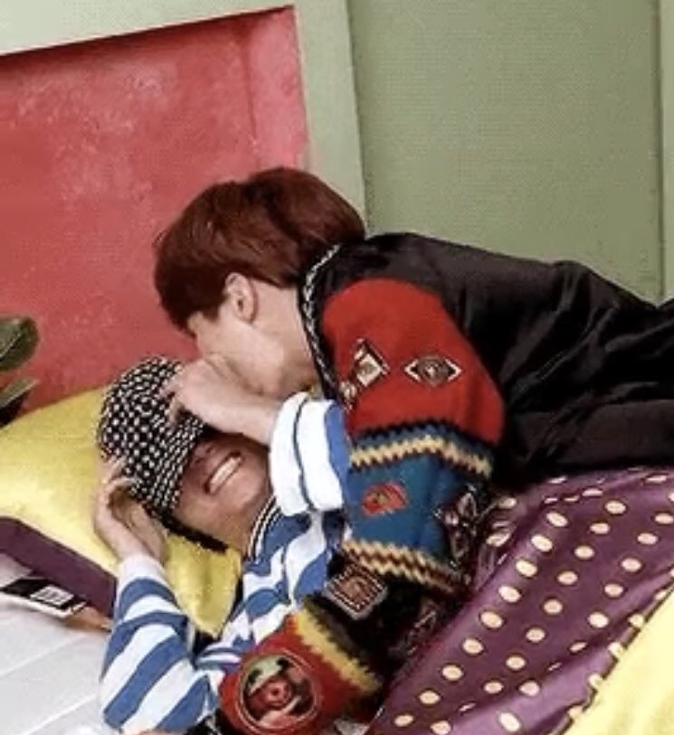 natgnab13's tweet photo. hoseok loves kissing his babies :( https://t.co/EQJQMXYGQz