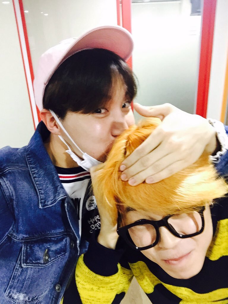 natgnab13's tweet photo. hoseok loves kissing his babies :( https://t.co/EQJQMXYGQz