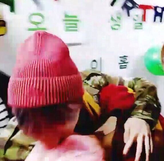 hoseok loves kissing his babies :(