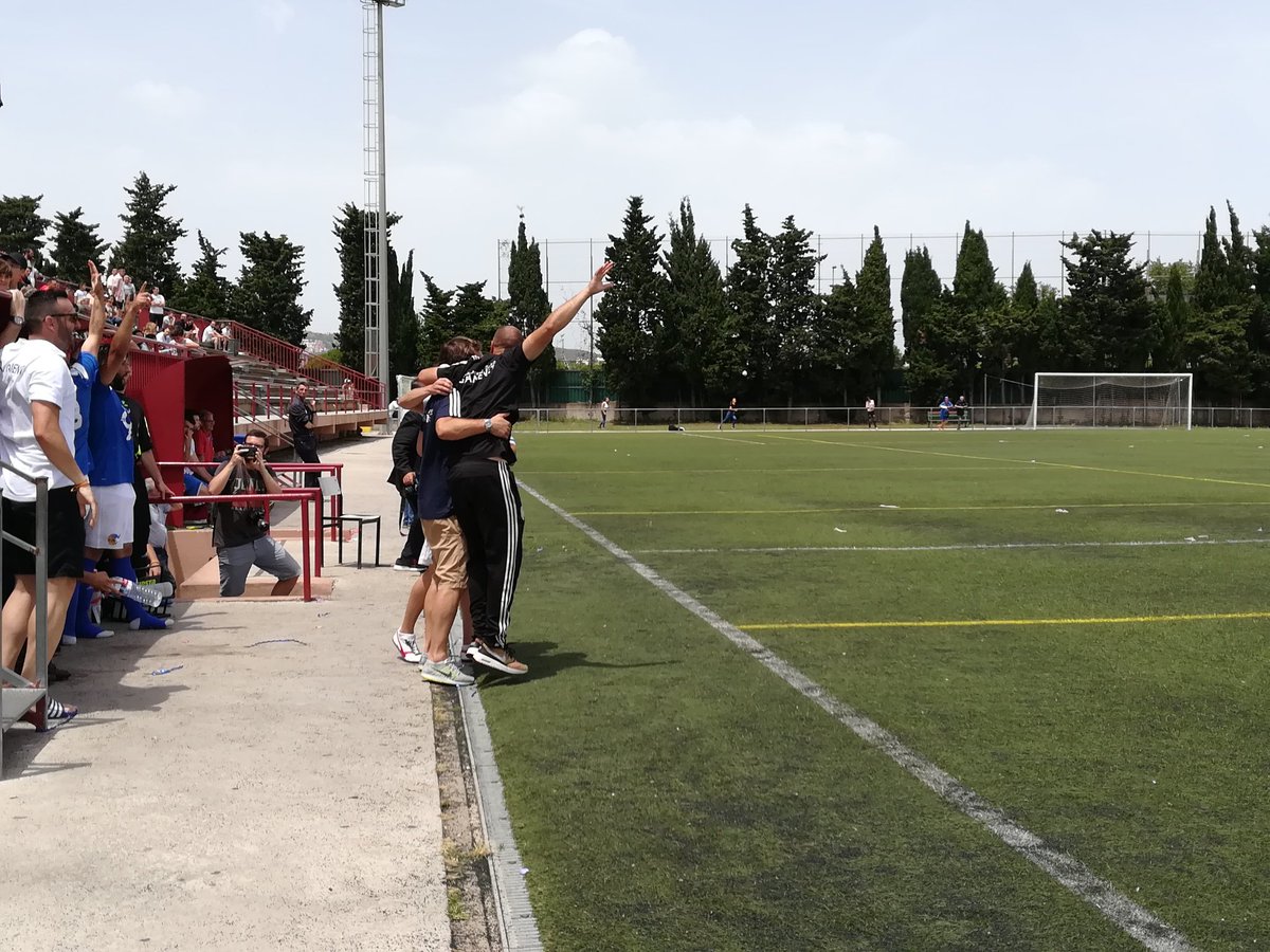 FutbolCatalunya's tweet photo. Primeres abraçades. La @UDAGramanet ja té l'ascens a tocar #futbolcat #Ascens2cat https://t.co/kYlg5Xzz94