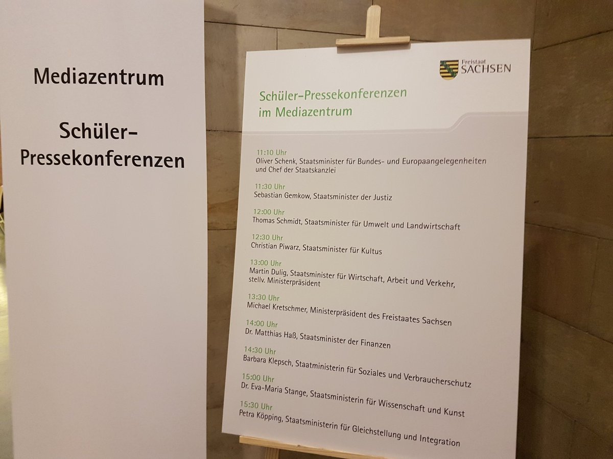 SachsenDe's tweet photo. Fühlen heute @oliverdd, @MPKretschmer und vielen Ministerinnen und Ministern auf den Zahn: Die Schülerzeitungsredakteure & Nachwuchsjournalisten der @JPSachsen. Bis 15.45 Uhr haben Sie die Möglichkeit, die Pressekonferenzen in unserem Mediazentrum zu verfolgen. #ToRV18 #Sachsen https://t.co/LmlGS9RRPp
