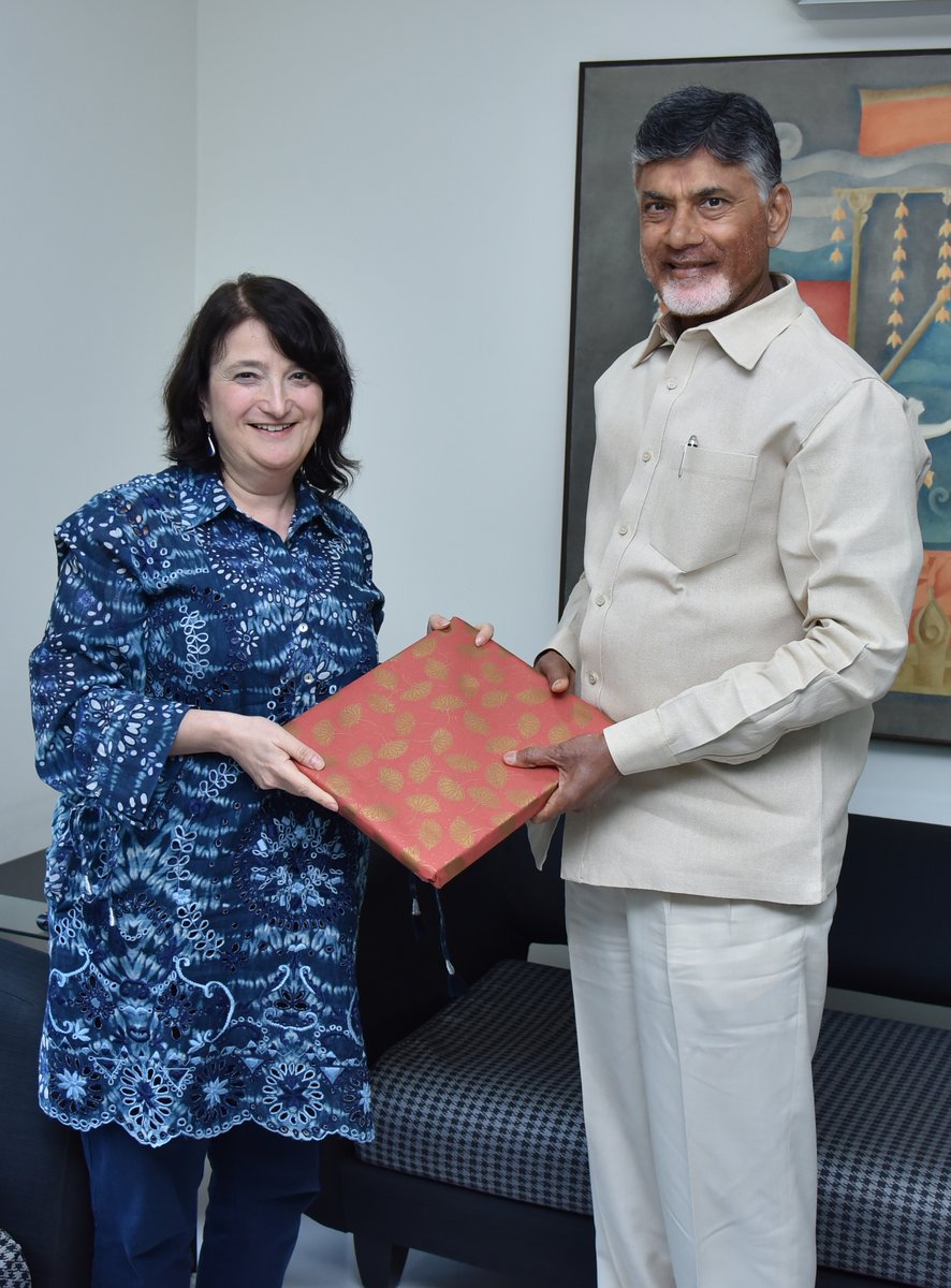 TDP24x7's tweet photo. #USConsul General #Katherine #B.Hadda called on @ncbn today at his official residence in #Amaravati 
#USCG #TDP #ChandrababuNaidu #NTR #4YearsOfGoodGovernance #APCM #AndhraPradesh #Amaravati #TeluguDesamParty #chandrannabheema #NTRTrust #NaraLokesh #TeluguDesamPartyOfficial https://t.co/SRPctUZ9wD