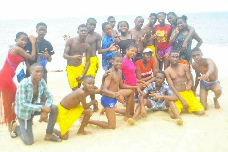 kevyn_Raphael's tweet photo. Silence radio sur la mort d’une quinzaine d’élèves au #Gabon. Aucune enquête, aucune indignation nationale, aucun communiqué officiel, mais à quoi servent les #incompetents au pouvoir dans mon pays ? https://t.co/bimcClTB1i