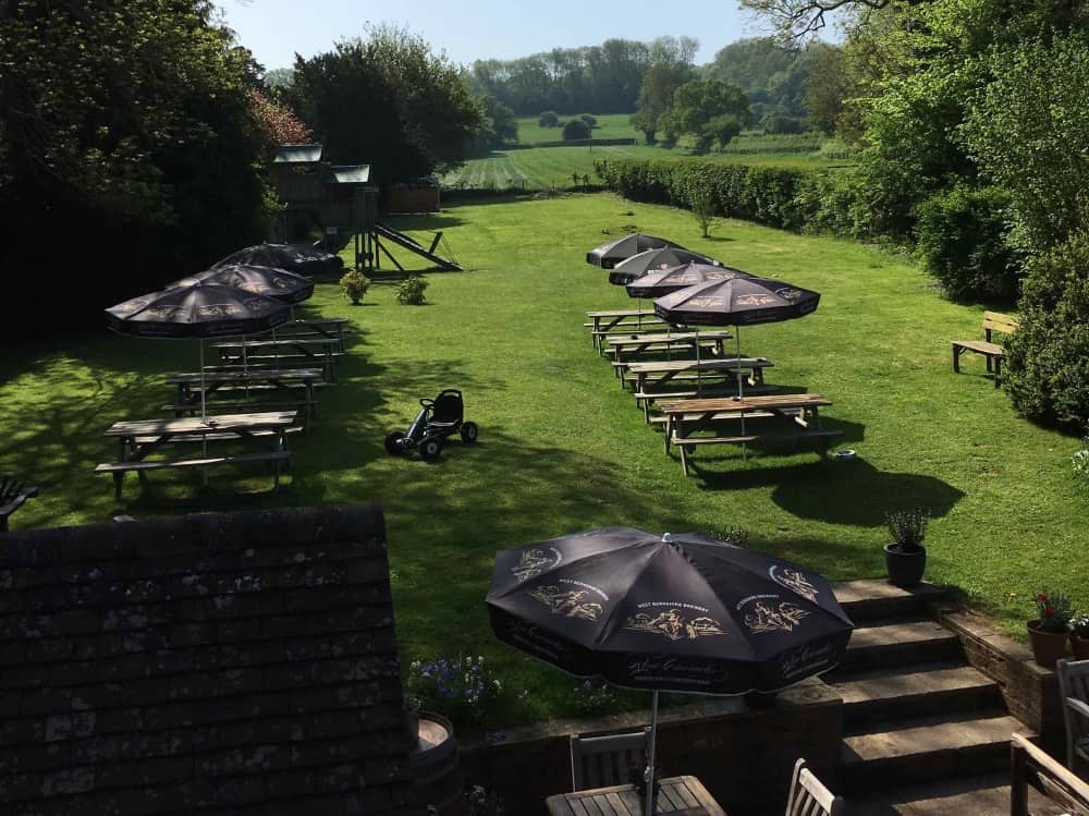 muddyberkshire's tweet photo. Looking for a cracking country pub to stuff our face and embrace the Sunday vibes? #TheOldBoot #Stanford Dingley has been given the kiss of life. Pitch up, eat, drink and relaaaax. Read the Muddy review⦠https://t.co/8mOGPtniOe https://t.co/WcnjkWhbjb