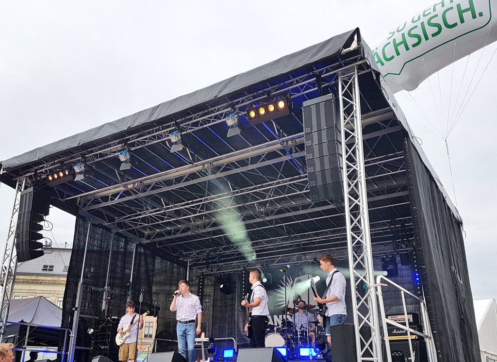 SachsenDe's tweet photo. 🎶🎶🎶 Die besten Schülerbands aus #Sachsen rocken den ganzen Tag die Bühne an der Staatskanzlei. 🎸🎹🎤 #Bandclash #ToRV18 Vollständiges Programm unter https://t.co/oeLku4J5ih https://t.co/IZEYc6Folo