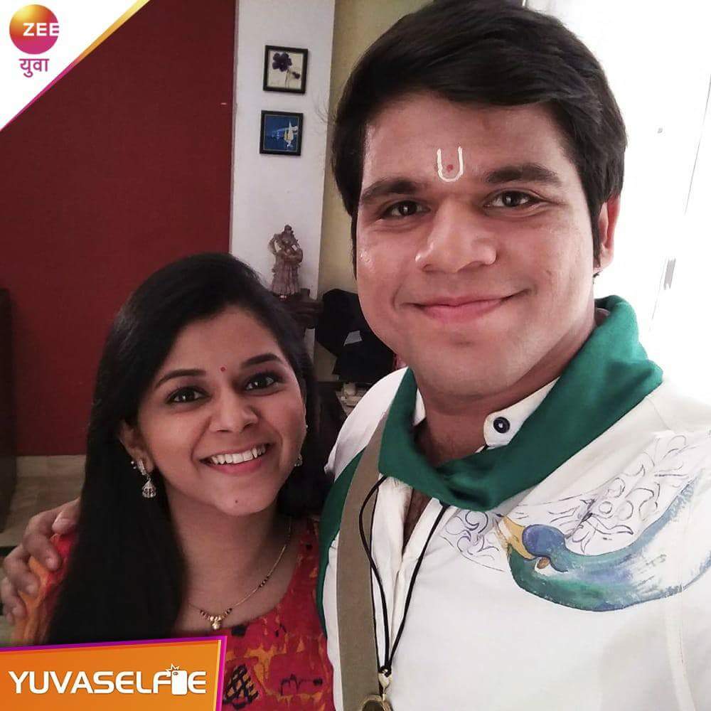 Zee_Yuva's tweet photo. #Devashappath मधील कुहू आणि क्रिशचा हा सेल्फी कसा वाटला मंडळी? #ZeeYuva https://t.co/vfNDATReuC