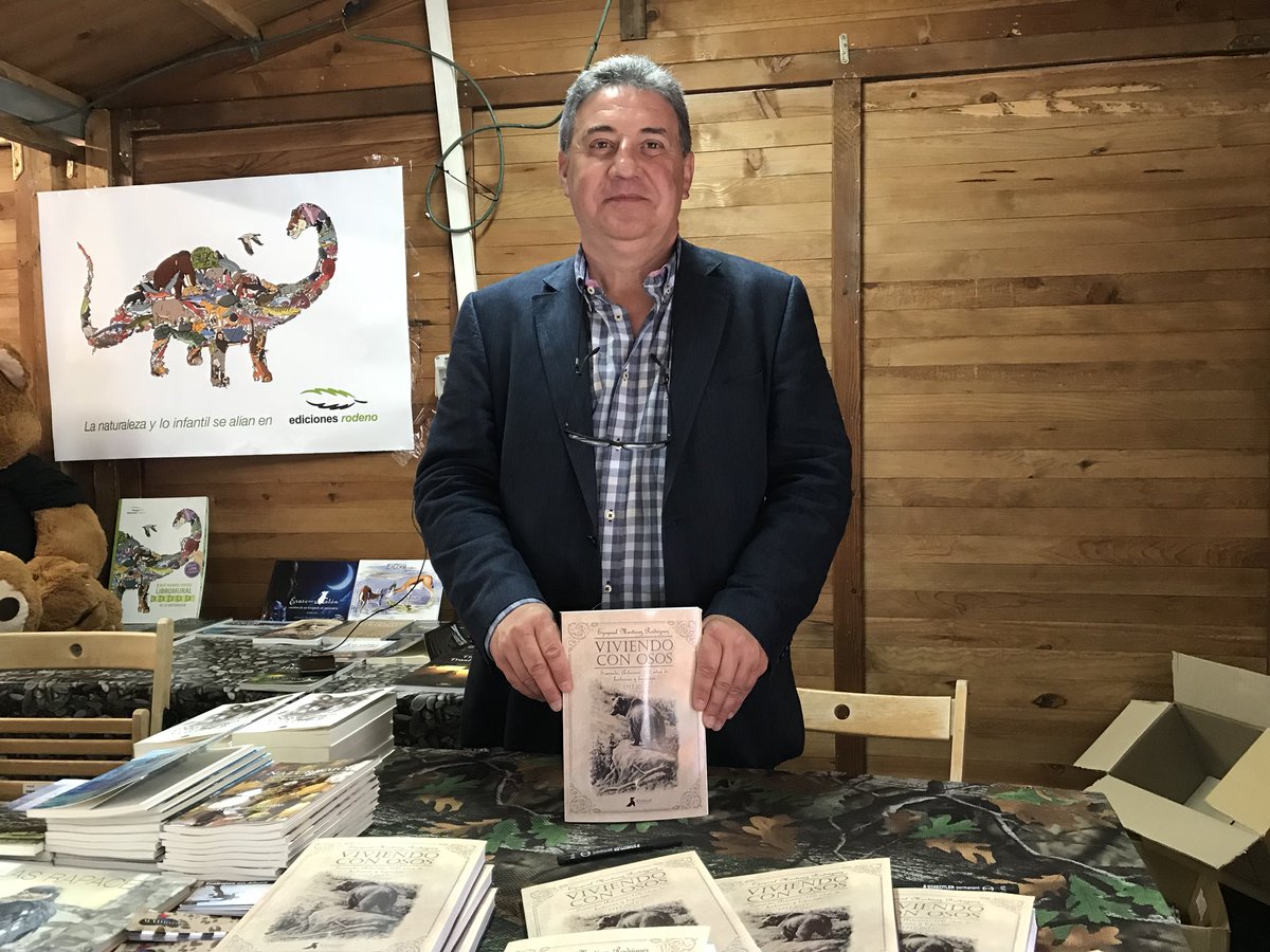 #MADbird2018 no sería lo mismo sin sus sesiones de firmas como la de Ezequiel Martínez ahora mismo con su libro Viviendo con Osos🎤🐦