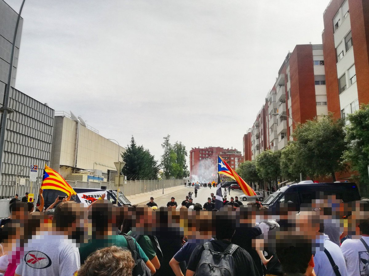 CDRGoticRaval's tweet photo. 📸 Totes som antifeixistes!! Defensem els serveis públics, defensem els carrers de l'odi nazifeixista. ✊🏿✊🏿✊🏿 #AlertaUltraTV3 #CDRenXarxa #ElPoderDelPoble https://t.co/OVcMDxTdfM