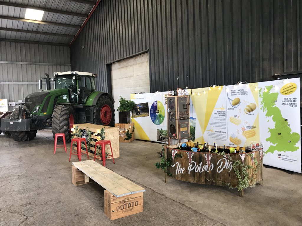 danmeg1212's tweet photo. In Hereford supporting @OpenFarmSunday with @McCainFoodsGB @McDonaldsUKNews 🥔🍟🐥 chicken and chips on a Sunday morning! https://t.co/7gNyYIjTrv