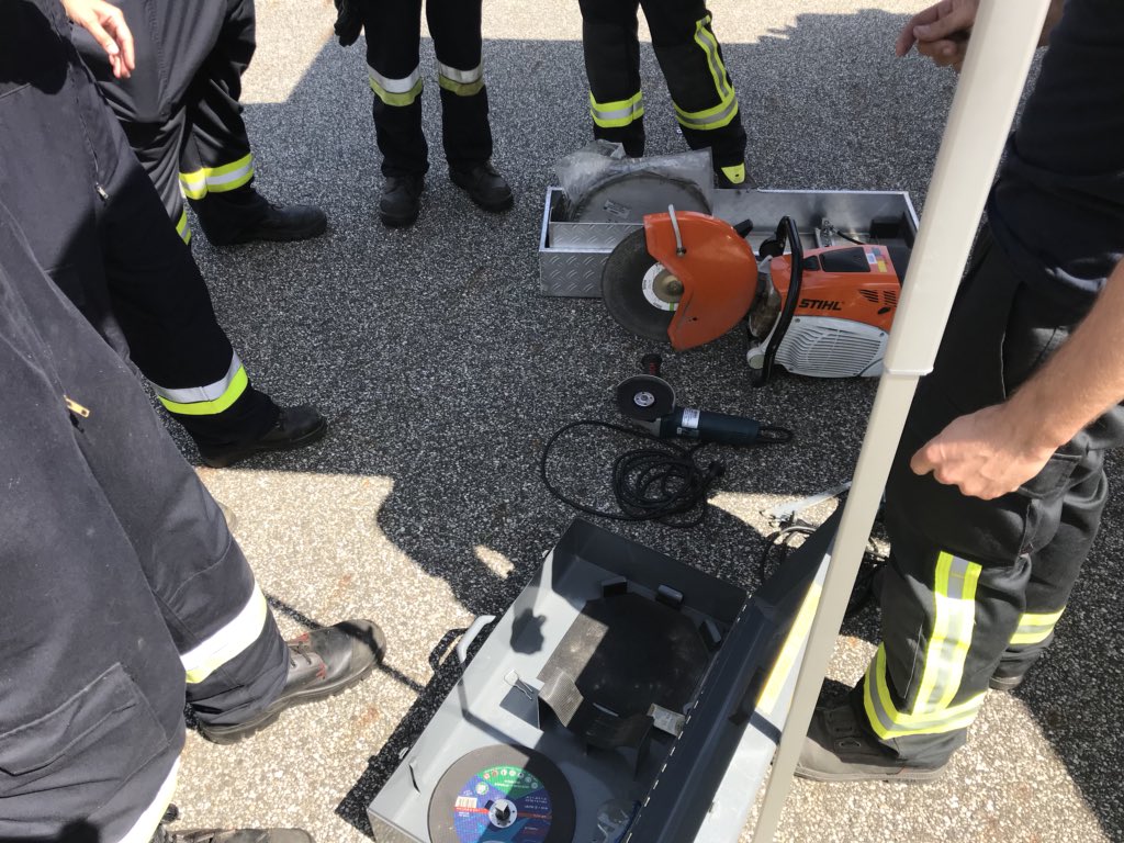 !! Lehrgangsbeginn !!
Maschinist für Löschfahrzeuge und Tragkraftspritzen. 
Heute stand die Stationsausbildung auf dem Plan. Darin enthalten waren die Verwendung von Tauchpumpen, Stromerzeuger, Lüfter, Kettensäge, Trennschleifer und die Bedienung von Feuerlöschkreiselpumpen.