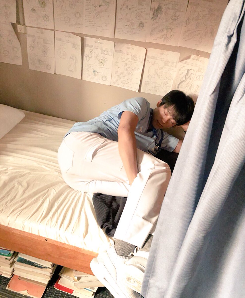 blackpean_tbs's tweet photo. 【第8話放送まであと2時間📺✨】

渡海先生のベッドで、ちゃっかり居眠り中の世良くん😴💤

ブランケットまで持ち込んで...見つかったら間違いなく「👿邪魔❗️」と怒られますよ〜💦

#ブラックペアン #tbs
#竹内涼真 https://t.co/nuqMZ7Ecc5