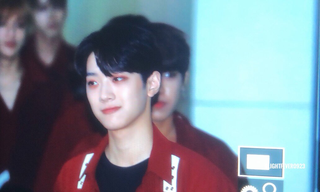 slightfever0923's tweet photo. 180610 퇴근
#라이관린 #赖冠霖 #LaiKuanlin 
#워너원 #WANNAONE https://t.co/TBLY08xKhR