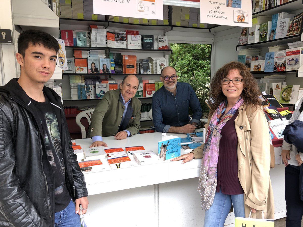 Patt_Os's tweet photo. Pásate a comprar nuestros libros, hoy tenemos a @rodriguezbraun y @jmanuelpuebla  firmando ejemplares #FeriadelLibro2018  @lideditorial https://t.co/QEElwC1phL