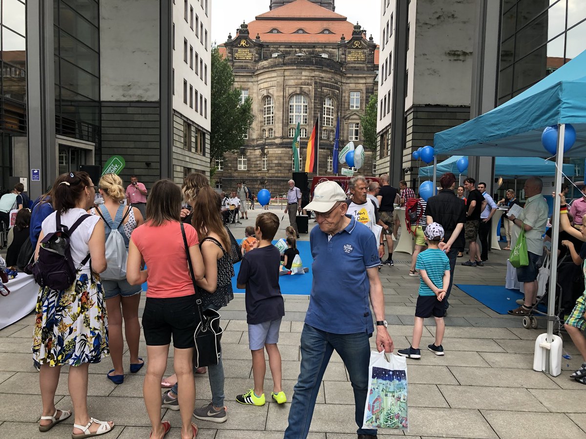 SMWA_SN's tweet photo. Heiß begehrt: Ein Foto mit unserem #Arbeitsschutz-Mann „Uli Umsicht“ - direkt vor dem SMWA möglich. Gute Stimmung, viele Gäste - kommen Sie vorbei! #ToRV18 https://t.co/oBc5Qi0zT5