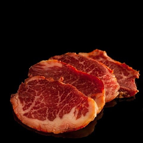 DehesaMonteros's tweet photo. Hoy para el aperitivo nosotros vamos a disfrutar la presa curada o lomito...uno de nuestros productos más reclamados. Lo vamos a acompañar con un oloroso que resalte el sabor a la bellota y castaña. Vosotros con que lo tomaríais? https://t.co/RbjDmFfDxe
