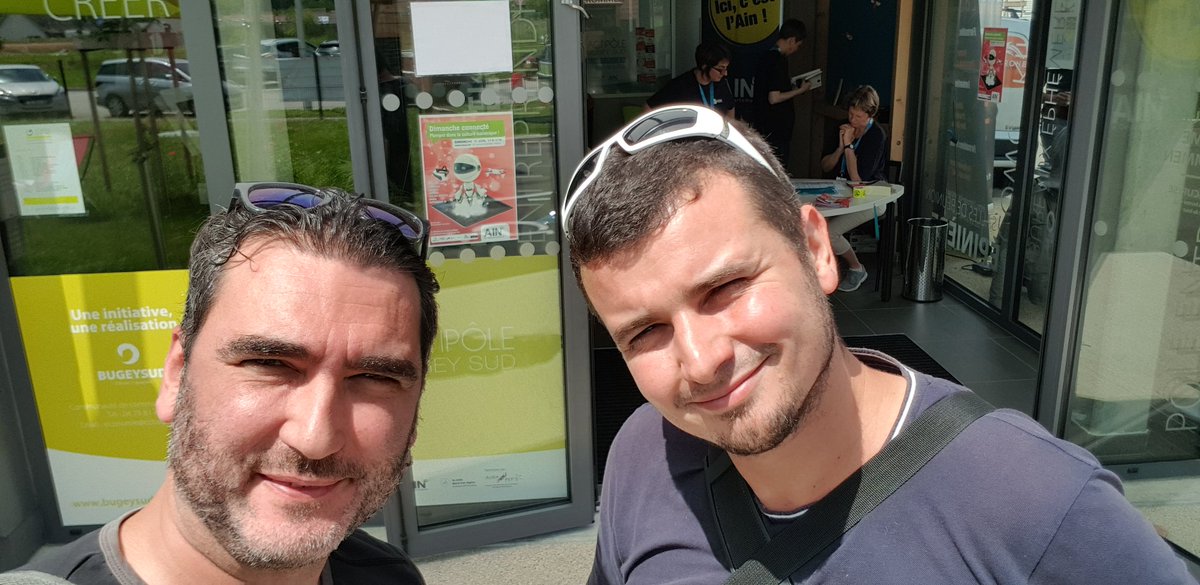 stephleprince's tweet photo. Arrivés au #dimancheconnecté avec @laviecheap du @LAB_O1 pour réaliser un micro trottoir de l'événement pour #connectons-nous de @RadioB_Bourg #mednum https://t.co/qV9JjaLERS
