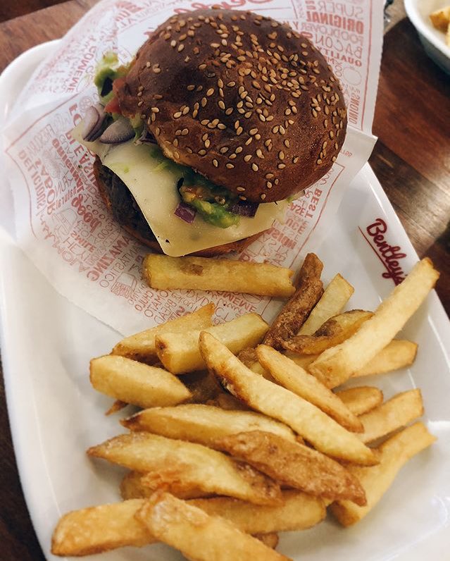 BentleysBurger's tweet photo. ¿Alguien dijo domingo? Comenta si hoy sales a comer con amig@s 👇🏻
Gracias a @comerconsancho (@InstagramES) por la 📸 #BentleysBurger #Foodies #FoodiesMadrid #Burger #Hambuguesas https://t.co/tGScXkR4p8