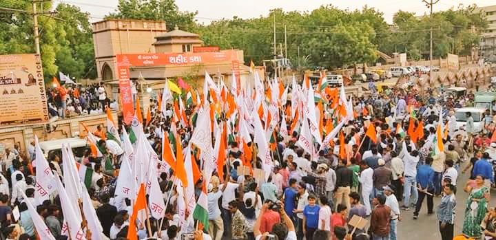 kalpeshsinh77's tweet image. ऐतिहासिक त्रिरंगायात्रा पुरा चरोतर देशभक्ति के रंग मे रंगा 
शहीदकथा श्री संतराम मंदिर नडीयाद शहीदो बोलावे छे