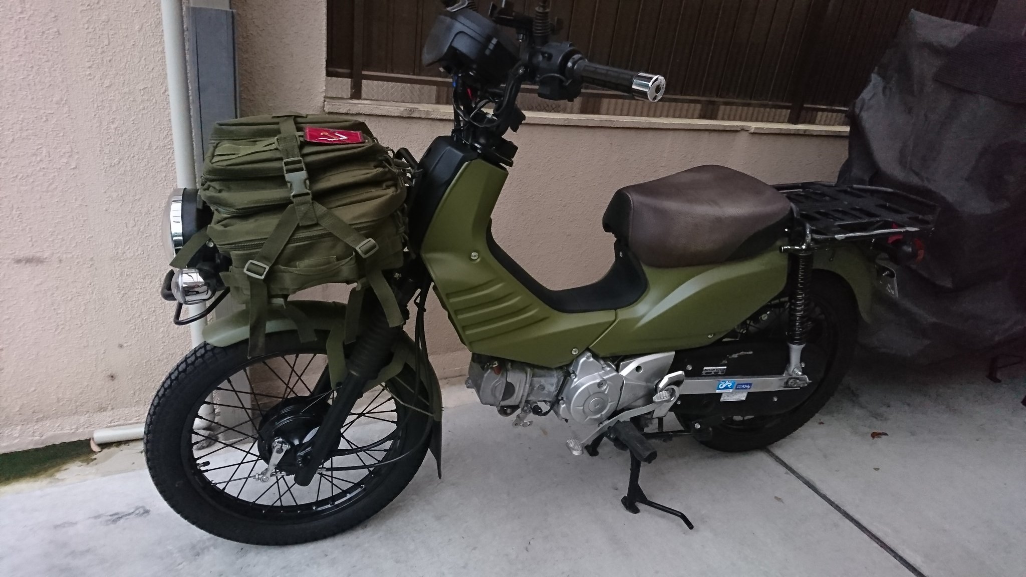 ট ইট র 遠 Adv150迷彩ちゃん 旧型クロスカブ ツヤ消しカモフラージュグリーン仕様完成 ハラショー ボトムケースを黒色にしてもらったのでかなり軍用っぽくなった フロントキャリアにバッグ積んでプラウダ校章つけたり箱積んだりして ট ইট র 遠 Adv150迷彩ちゃん 旧型クロスカブ ツヤ消しカモフラージュグリーン仕様完成 ハラショー ボトムケースを黒色にしてもらったのでかなり軍用っぽくなった フロントキャリアにバッグ積んでプラウダ校章つけたり箱積んだりして