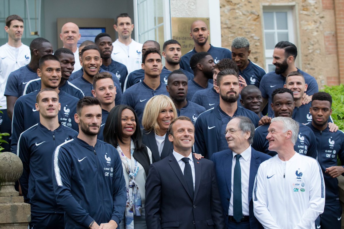 EmmanuelMacron's tweet photo. L'équipe qui gagnera sera celle qui donnera les derniers coups de crampons sur le terrain. Toute une nation qui aime furieusement le football est derrière son équipe ! #Téléfoot https://t.co/pN7UVQbPmY