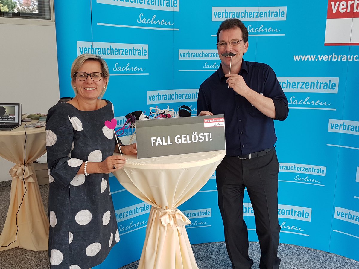 Eichhorst_A's tweet photo. Fall gelöst!
Staatsministerin Klepsch ist den #Abzockern auf der Spur.
Heute zum #GläsernenRegierungsviertel
@sms_sachsen in der Albertstrasse!
Verbraucherzentrale Sachsen hilft gegen Abzocker!!! https://t.co/lsmAB4TLy5