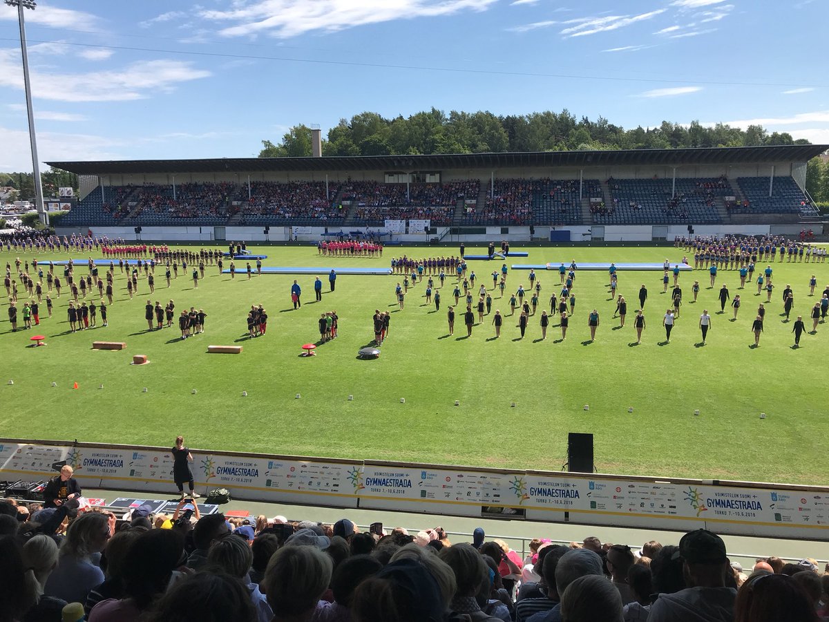 TuomasKurikka's tweet photo. Liikunta liikuttanut ison määrän väkeä #gymnaestrada’n päätösjuhlaan. Jos et ole katsomossa, liikuta itsesi TV:n ääreen. #sunstrada https://t.co/gF0AShw5x1