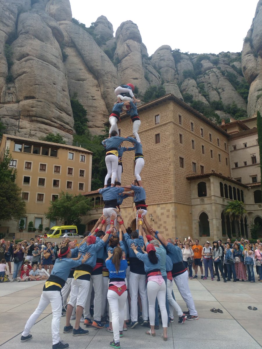 CastellersPrat's tweet photo. Ahir vam actuar al Monestir de Montserrat celebrant la Romeria. El dia ens va deixar imatges úniques. 
Hem fet pd4, 3d6, proves del 4 i el 3 amb agulla, pd5 i pd4
Cada dia més a prop de La Diada!
#castellers #orgullpotablava #temporadade7 #RomeriaMontserrat2018 #ParròquiesPrat https://t.co/fIK9dCsWNX
