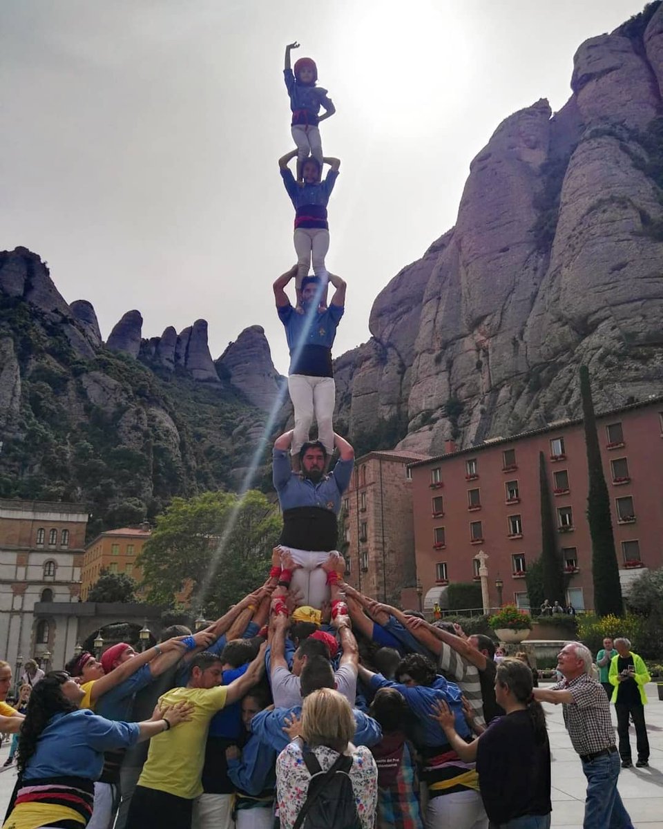 CastellersPrat's tweet photo. Ahir vam actuar al Monestir de Montserrat celebrant la Romeria. El dia ens va deixar imatges úniques. 
Hem fet pd4, 3d6, proves del 4 i el 3 amb agulla, pd5 i pd4
Cada dia més a prop de La Diada!
#castellers #orgullpotablava #temporadade7 #RomeriaMontserrat2018 #ParròquiesPrat https://t.co/fIK9dCsWNX