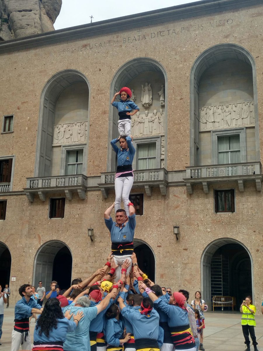 CastellersPrat's tweet photo. Ahir vam actuar al Monestir de Montserrat celebrant la Romeria. El dia ens va deixar imatges úniques. 
Hem fet pd4, 3d6, proves del 4 i el 3 amb agulla, pd5 i pd4
Cada dia més a prop de La Diada!
#castellers #orgullpotablava #temporadade7 #RomeriaMontserrat2018 #ParròquiesPrat https://t.co/fIK9dCsWNX