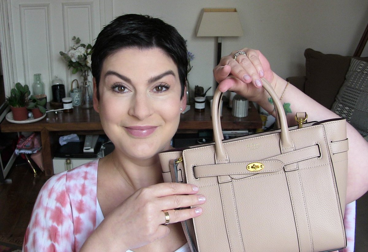 EstelleCamus8's tweet photo. What's in my bag ? https://t.co/sD8npTkoSn https://t.co/FIbhjIYa3a