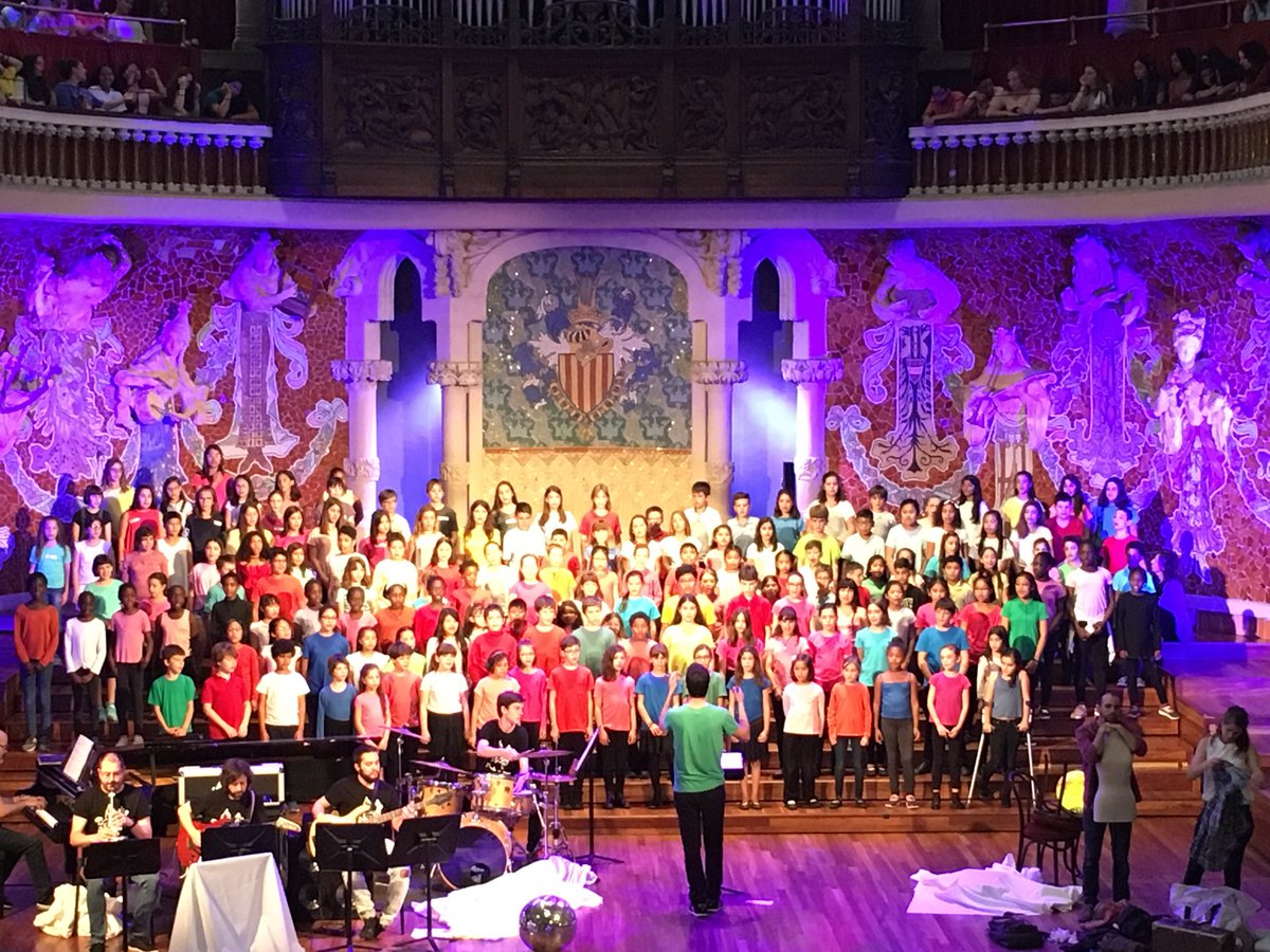 Terral_Bcn's tweet photo. I ara els anys 70. Projectes que emocionen!!! 👏🏼👏🏼👏🏼👏🏼@palaumusicacat @ClaveXXI Ens agrada molt cantar. Gràcies @marionafb per la teva dedicació https://t.co/UFgqDjFD8f
