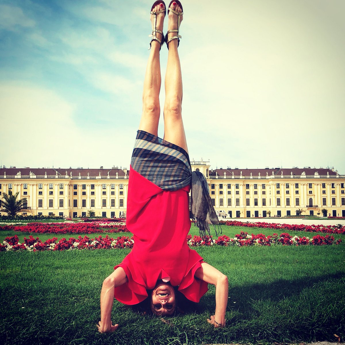 BrigitteDerks's tweet photo. #schönbrunn #vienna oeps I did it again #headstand #yogaeverywhere #whynot https://t.co/k3te5KWKwE