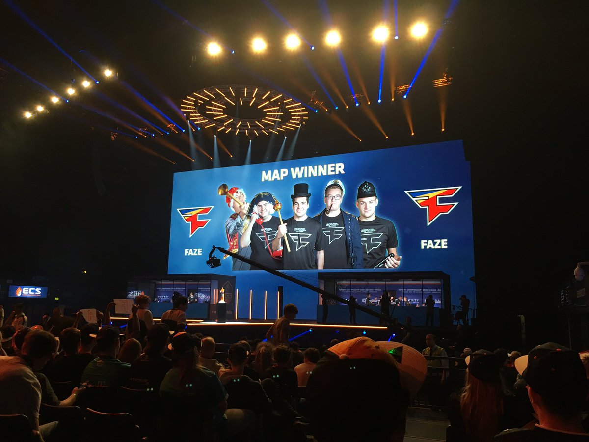 Selecttt_'s tweet image. Day One of @ecs