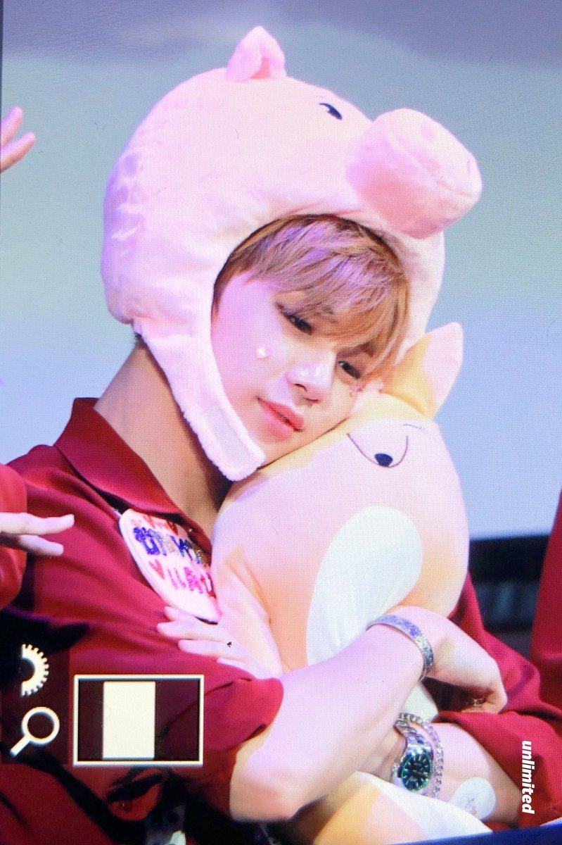 dearidrr's tweet photo. มุแดง กอด คุนจิ้งจอก = มินเน่ว https://t.co/8aOGx4nrKO