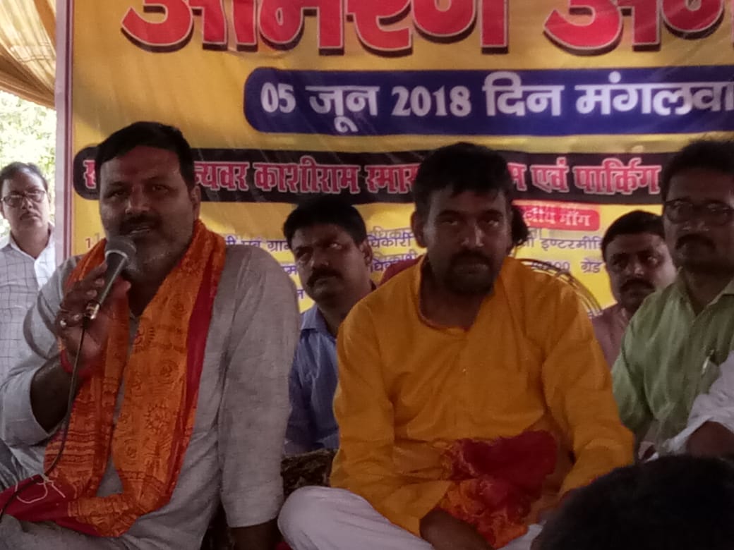 Brijesh80927461's tweet photo. ग्राम पंचायत अधिकारी एवं ग्राम विकास अधिकारी समन्वय समिति उत्तर प्रदेश के  अध्यक्ष एवं कार्यकारी अध्यक्ष द्वारा अपनी 3 सूत्री मांग के क्रम में 5 जून से आमरण अनशन पर इको गार्डन में बैठे हैं कृपया संज्ञान   लेने की कृपा करें @ppbajjpai https://t.co/DljeLvQiCq