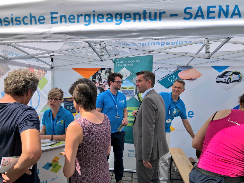 SMWA_SN's tweet photo. Ein toller Tag, reger Andrang, viel Spaß! Wir freuen uns auf 2019 beim offenen Regierungsviertel mit Ihnen! Danke auch an unsere KollegInnnen aus dem SMWA und Institutionen für ihren Einsatz heute & an @MartinDulig. Danke auch ans @SMIsachsen für die gute Zusammenarbeit! #ToRV18 https://t.co/c98buLwIIw