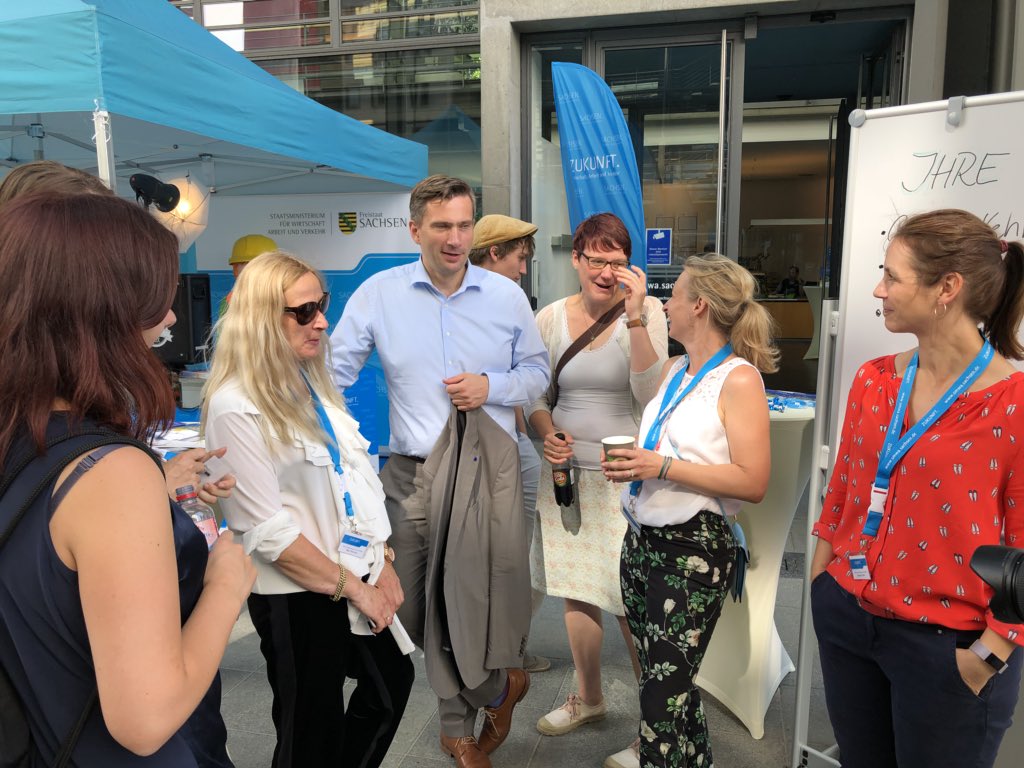 SMWA_SN's tweet photo. Ein toller Tag, reger Andrang, viel Spaß! Wir freuen uns auf 2019 beim offenen Regierungsviertel mit Ihnen! Danke auch an unsere KollegInnnen aus dem SMWA und Institutionen für ihren Einsatz heute & an @MartinDulig. Danke auch ans @SMIsachsen für die gute Zusammenarbeit! #ToRV18 https://t.co/c98buLwIIw