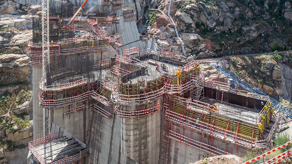 PERIgroup's tweet photo. Our SCS #ClimbingSystem was used to build the 108-m-high complex dam on the River Tua in Portugal. The horizontal alignment of the working platforms on the PERI SCS Climbing System ensured the highest #workingsafety when used in inclined situations. https://t.co/zY6weQSoB0