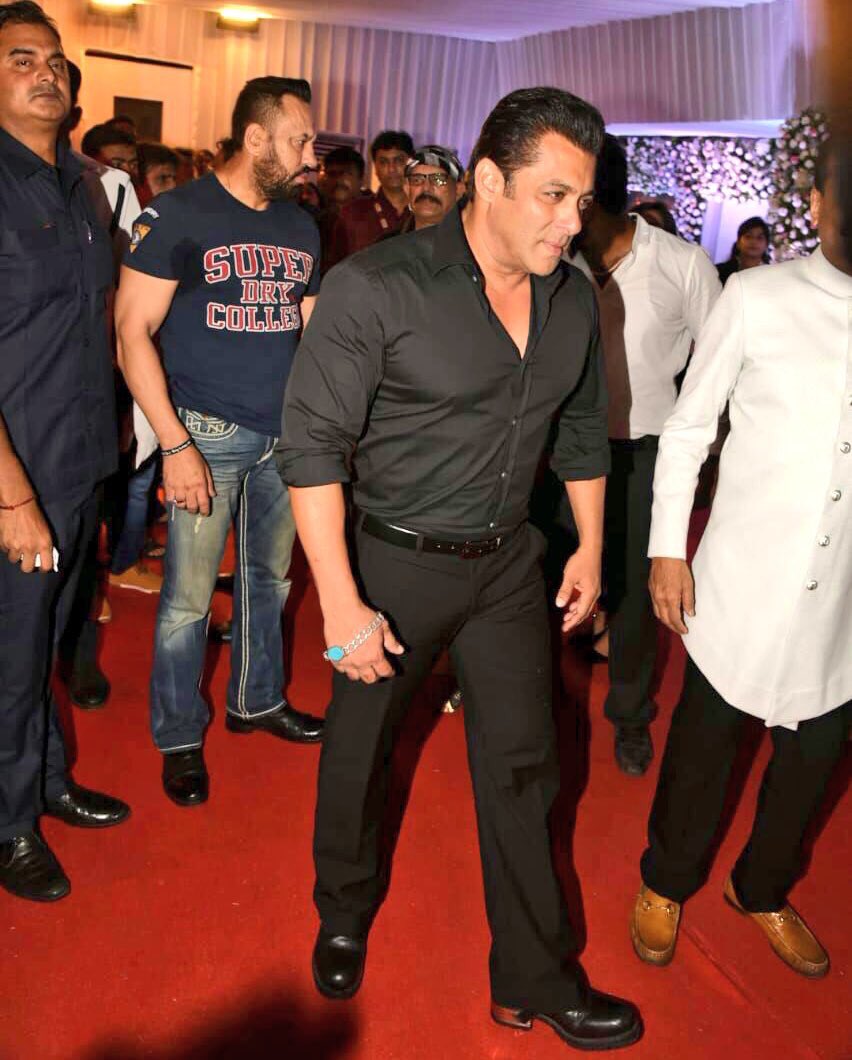 Sikander @BeingSalmanKhan at #BabaSiddiqueIftaarParty !!

#Race3AdvBookingOpens