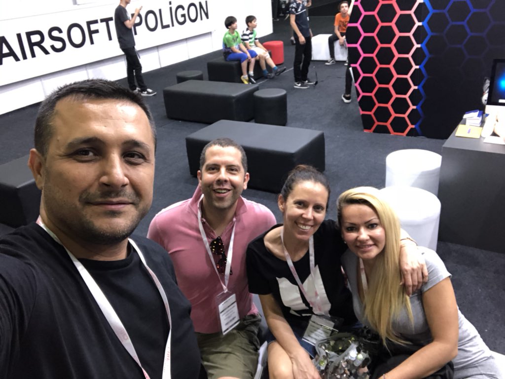 YenginDeniz's tweet photo. #vrlab #vraydin #virtualreality #CNRgamesweek https://t.co/RKc3bXYX5d