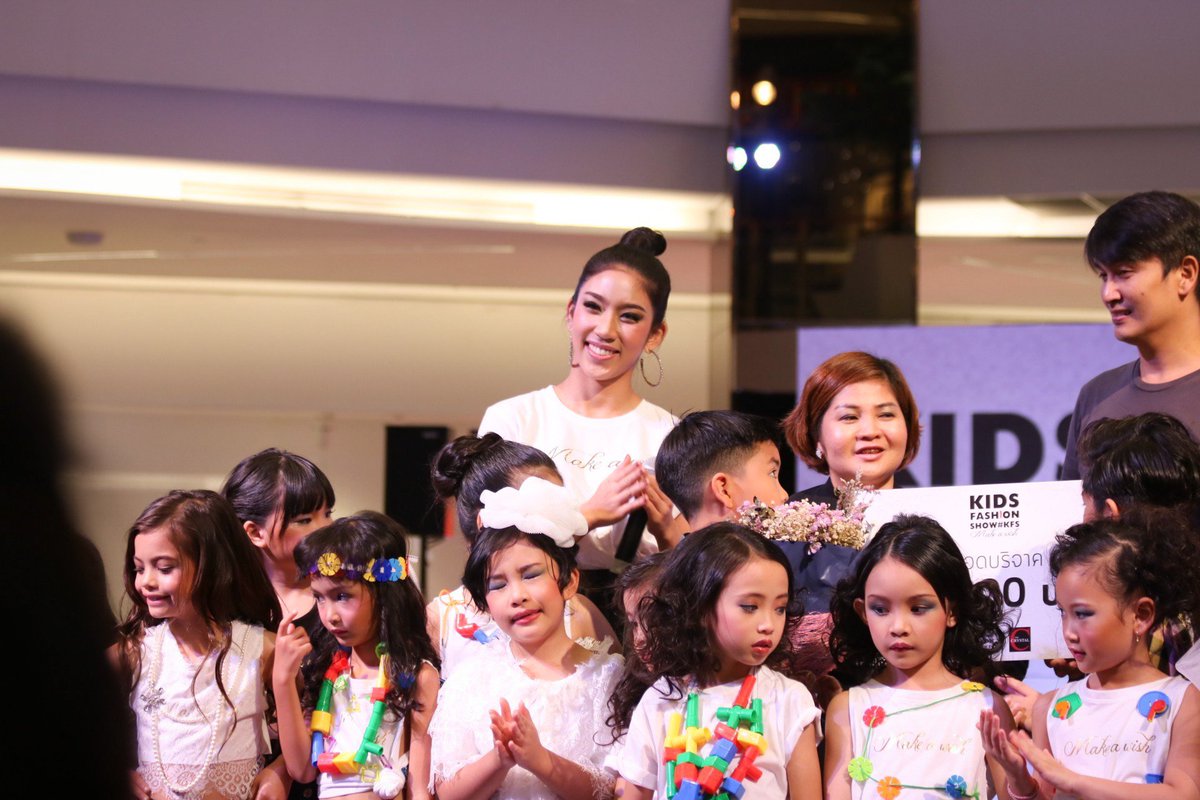 mukmac_fc's tweet photo. พี่มุกคนสวยย 🤗😃😊🎤 @Af11Muk #imukkyy #kfs2018 #discoparty #makeawish #kidsfashionshow #babysitter https://t.co/mGUxNgmkcc