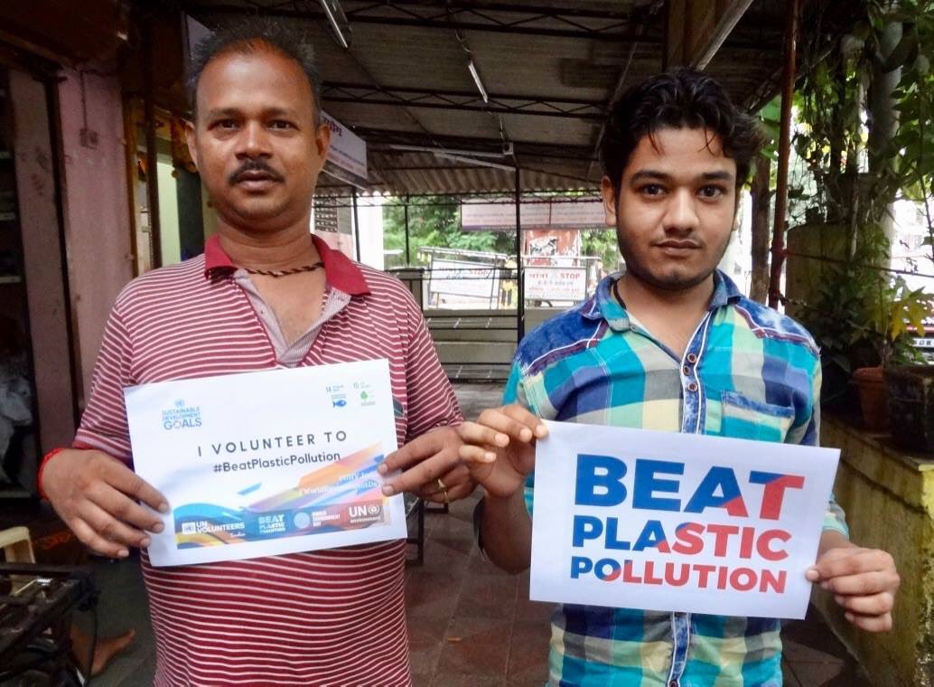 SandeshCe's tweet photo. Keeping the message of #BeatPlasticPollution in mind, I embarked on a journey to spread the same msg via an awareness campaign and a cleanliness drive on Juhu Beach, Mumbai. #UNV_India #WorldEnvironmentDay #विश्वपर्यावरणदिवस @UNV_India @UNEnvironment @UNinIndia @Moefcc @PIBIndia https://t.co/O1wY49ShmS