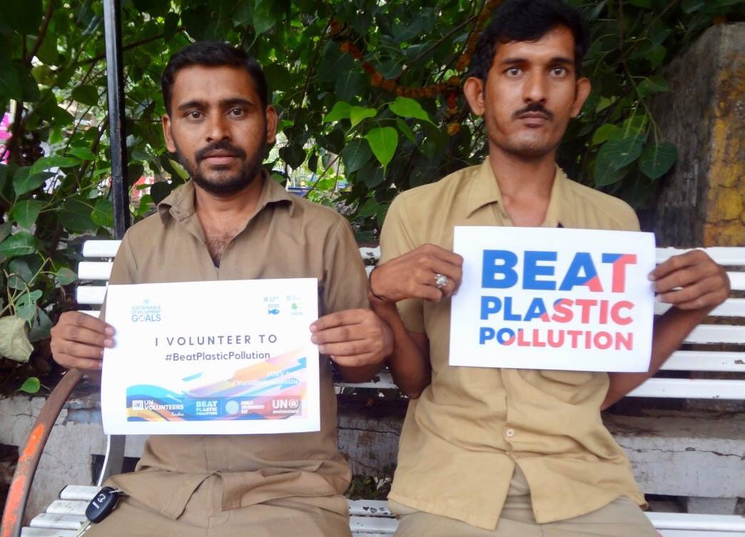 SandeshCe's tweet photo. Keeping the message of #BeatPlasticPollution in mind, I embarked on a journey to spread the same msg via an awareness campaign and a cleanliness drive on Juhu Beach, Mumbai. #UNV_India #WorldEnvironmentDay #विश्वपर्यावरणदिवस @UNV_India @UNEnvironment @UNinIndia @Moefcc @PIBIndia https://t.co/O1wY49ShmS