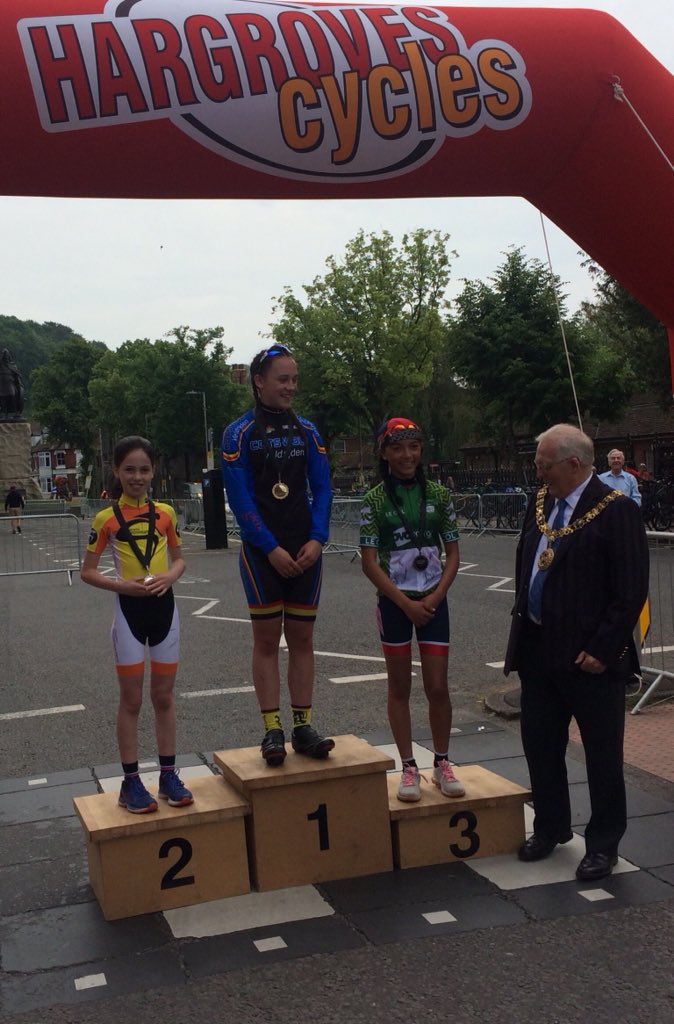 Chris_Montagu's tweet photo. Fun day at Winchester Criterium @WinchCrit. Great event and atmosphere. Congrats to Girls U12 podium - Ellen @CotswoldVeldrij , Ellie @HSlipstreamers and Rose-Marie @VCLondres. https://t.co/OII28W5Tpy