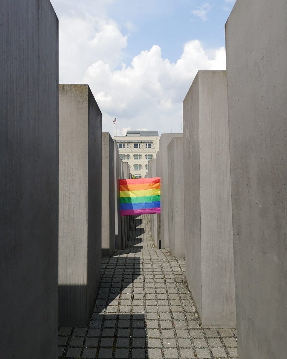 ChaosSahara's tweet photo. In remembrance of all the gay people that weren't liberated because being gay was considered illegal back then and still is in far too many countries
#pride #pridemonth #pride🌈 #lqbtq #berlin #holocaustmemorial #gay #nonazis #fckafd #remembrance #fucknaziscum #stophomophobia https://t.co/hpLoZEmMti