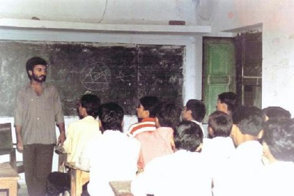 1992 :: Anand Kumar Opens 'Super 30' to Teach Students From Poor Family For Competitive Exams  

(Photo-super30.org/history.html )